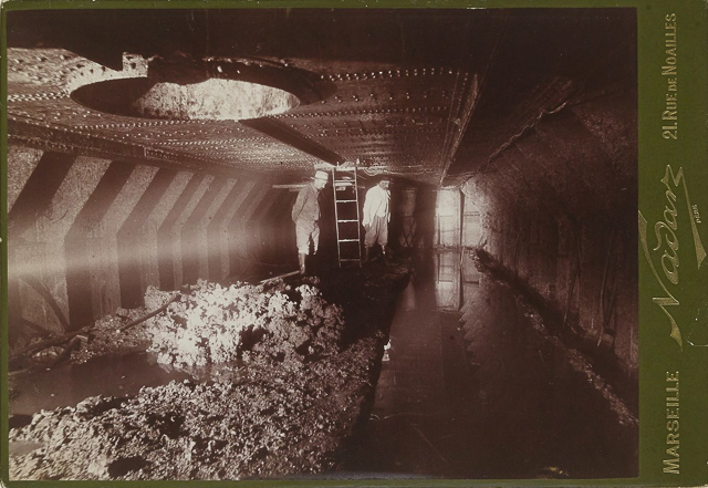 Inside a pneumatic caisson in Marseille. Nadar,  1899.